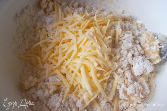 Добавить тертый сыр и хорошо вымесить тесто...
