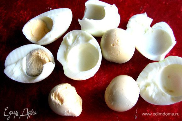 Яйца тоже заранее отварить, отделить белки от желтков.