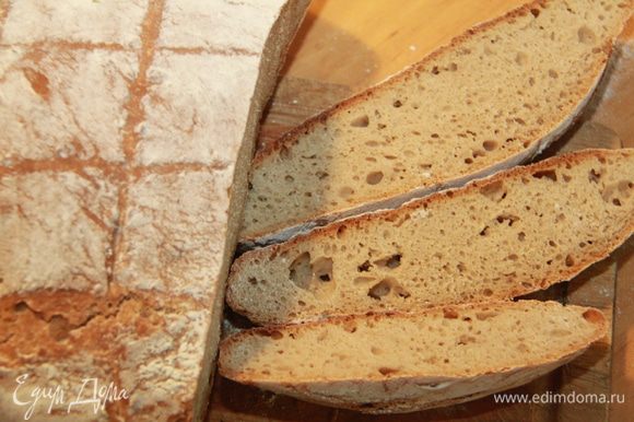 Резать хлеб не раньше, чем через 2-3 часа. Помните, что горячий хлеб плохо переваривается, поэтому придётся набраться терпения....Зато потом...!!! Вкусный домашний ХЛЕБ!
