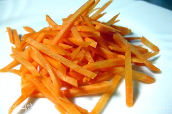 Оставшуюся луковицу мелко нарезать, морковь нарезать тонкой длинной соломкой (как для корейской моркови). Пассеровать овощи на разогретой сковороде с небольшим количеством оливкового масла.За пару минут до готовности спагетти добавить пассерованные овощи.