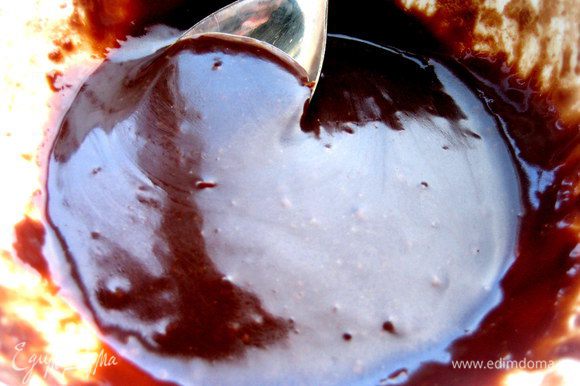 Для новой жизни нужно растопить шоколад на водяной бане, чуть добавив сливок, если шоколад плохо плавится...
