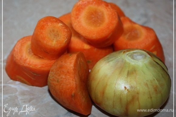 Морковку почистить и порубить крупно, да луковку – от шелухи верхней почистить и промыть хорошо.