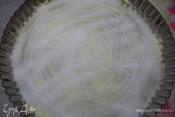 Намазать мягким маслом большую плоскую форму (пеку в нераздвижной т.к. карамель может вытекать при выпечке). Посыпать ровным слоем сахара.
