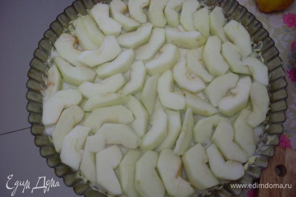 Очистить и нарезать на кусочки яблоки. Выложить их как можно плотнее на основу для карамелизования.