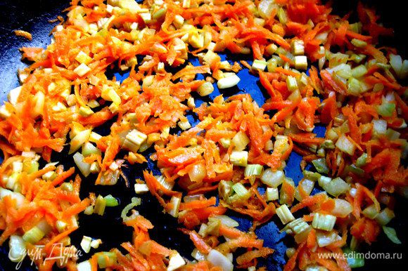 Обжарим лук, чеснок и морковь на растительном масле.