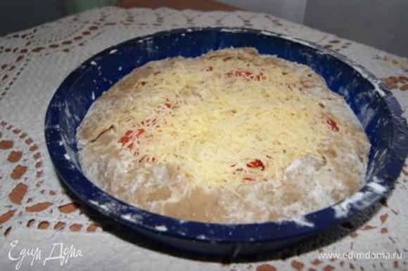 На тесто выложить слоями начинку (куриное филе, сыр, помидоры, сыр). Сформировать галету.