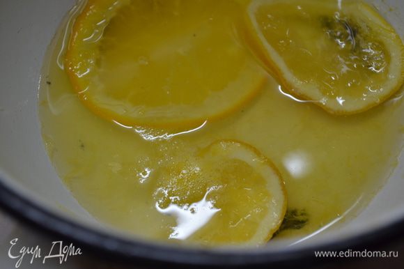 Для сиропа апельсин и лимон порезать кружочками. Добавить сахар и воду. Кипятить на малом огне 5 минут до небольшого загустения сиропа.