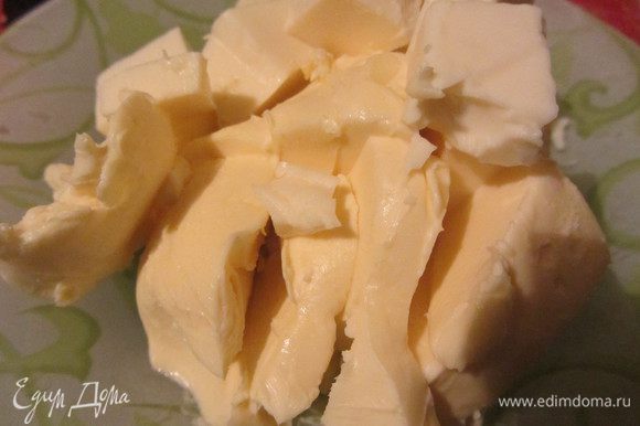 Маслице и сыр порезать на кусочки
