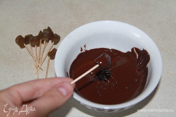 Чтобы сделать конфеты, необходимо растопить шоколад (я делала это в микроволновке), ломтики цукатов нанизать на зубочистку, обмакивать в шоколад.