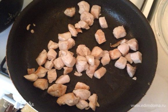 Курица в сливочном соусе на сковороде с макаронами и куриным пенне в сливочном соусе с грибами и сыром