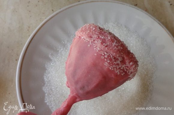 После этого насыпать в блюдечко сахар, края рюмки смазать теплой глазурью и обмакнуть в сахаре. Излишки убрать.