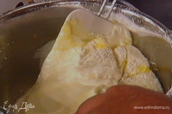 Муку смешать с разрыхлителем и крахмалом и просеять к яичной массе, осторожно вымешать и ввести оставшиеся белки и растопленное масло.