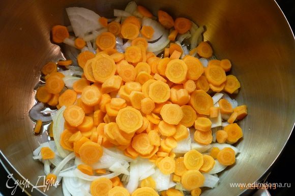 Готовим основу нашего супа. Репчатый лук режем четвертькольцами, морковь - полукольцами (у меня морковь мелкая, поэтому порезала кольцами). В кастрюле с толстым дном пассеруем лук с морковью на оливковом масле.