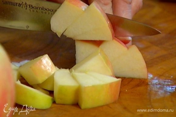 Яблоки, удалив сердцевину, нарезать небольшими кусочками.