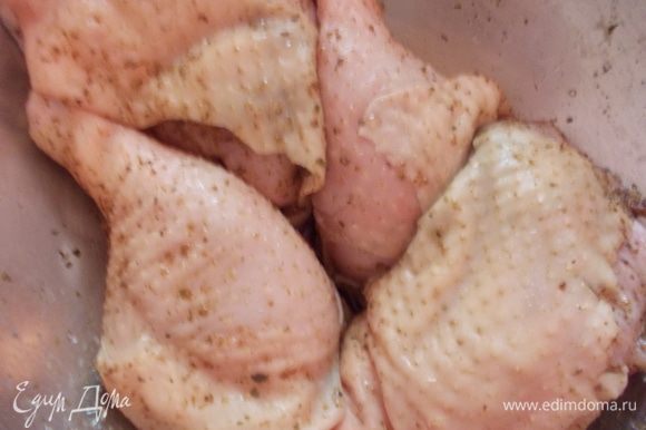 Курицу порезать на порционные куски, посолить, поперчить и добавить хмели-сунели.