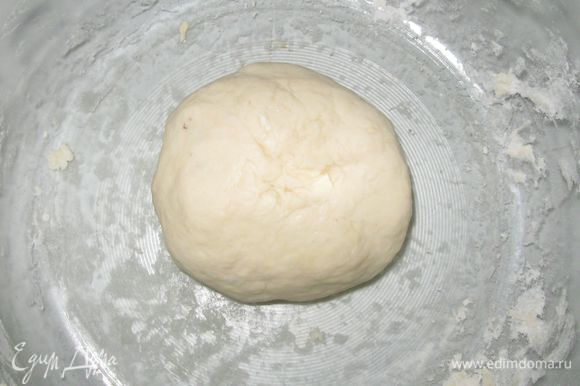 Замесить тесто на слегка посыпанной мукой доске в течение 5 минут, чтобы тесто стало гладким и упругим. Когда тесто остается липким, но не прилипает к поверхности. Завернуть в пищевую пленку и оставить на 30 минут.