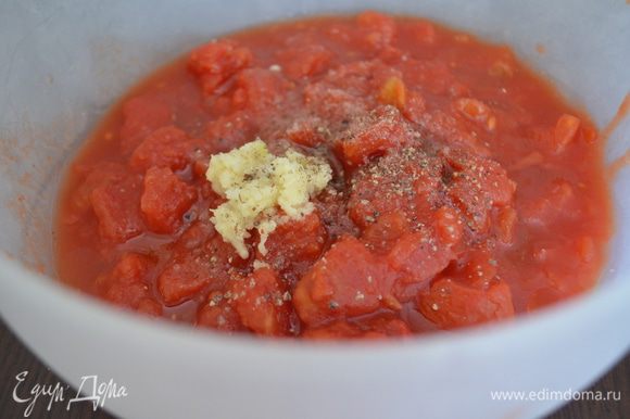В томатный соус добавить сахар, 2 ст. ложки оливкового масла, базилик, чеснок (нарубить). Посолить и поперчить.