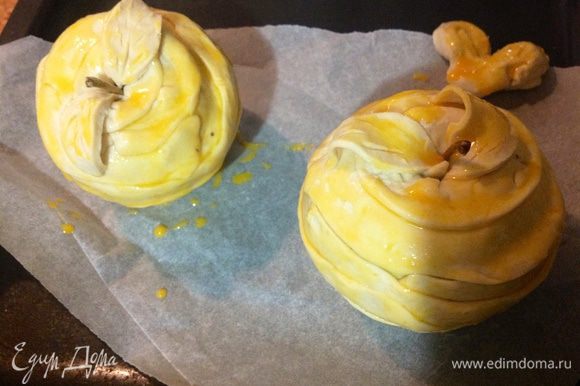Смазать яблоки взбитым желтком.И отправить запекаться в духовку на 20-25 минут,при температуре 200 градусов.