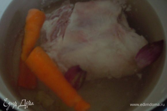 Залить мясо холодной водой, добавить овощи и поставить варить на 2-3 часа.