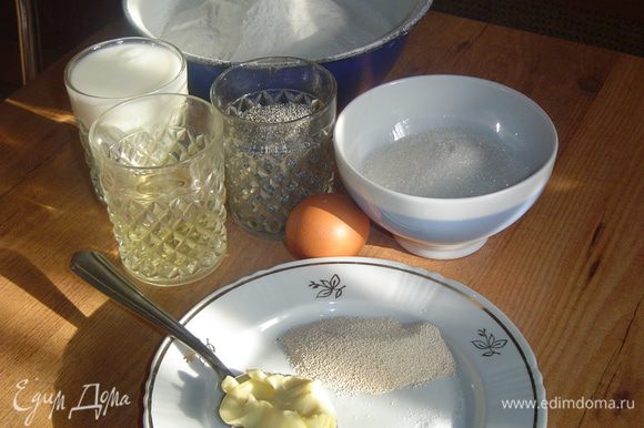 Начинаем процесс приготовления пирога с подготовки необходимых продуктов. Эти ингредиенты расчитаны на два рулета.