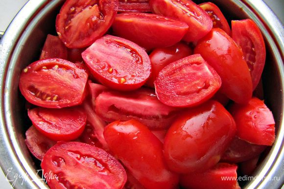 Разрезать помидорки на дольки, чтобы удобно было впоследствии их измельчить в электромясорубке или комбайне.