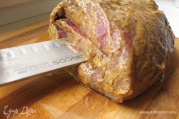 В мясе, со стороны разреза, сделать надрезы в виде двух "кармашков". Посолить мясо.
