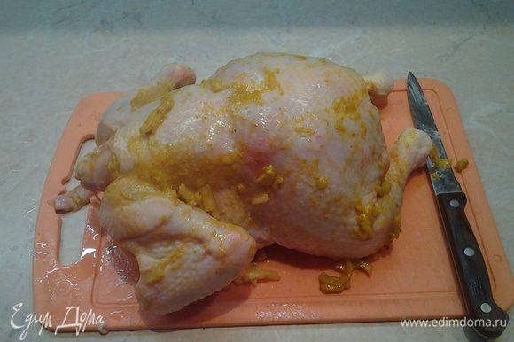 Намазать этим маринадом курицу.