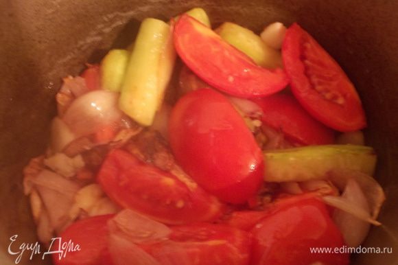 Затем добавляем помидоры, кабачок и раздавленный чеснок, на сильном огне обжариваем, чтобы выкипел весь сок.
