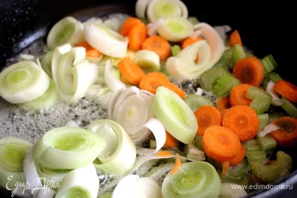 Очистить овощи и нарезать их произвольно.