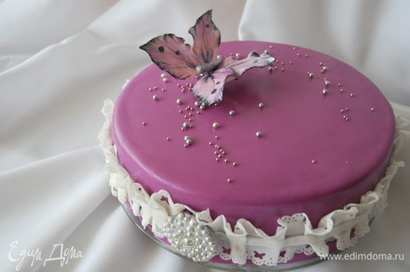 В моем случае торт украшен мастикой, сахарными бусинками и бабочкой из мастики.