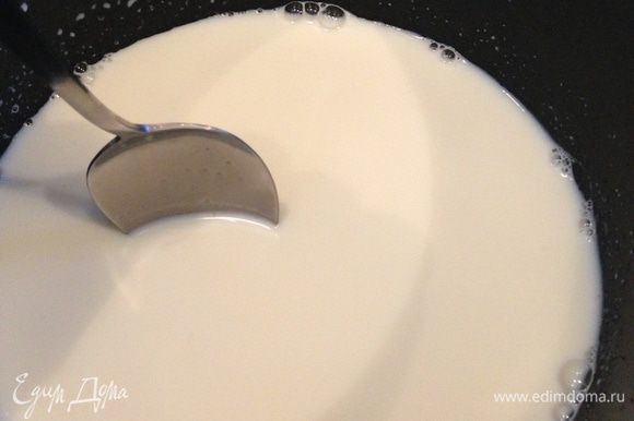 За это время готовим крем. Соединяем молоко, сливки (если нет, можно заменить молоком ), сахар и ставим на медленный огонь до полного растворения сахара.