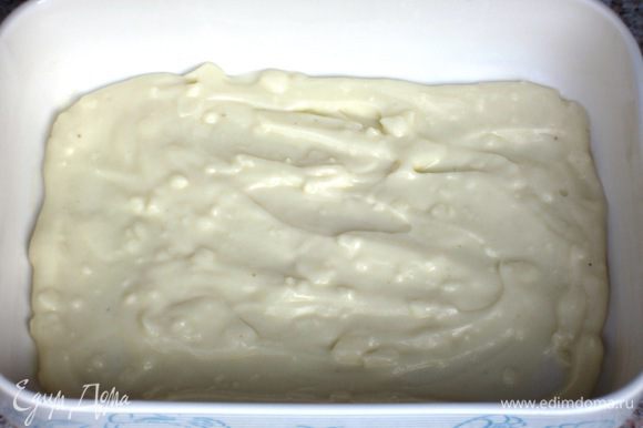 Плоскую форму для запекания смазать оставшимся сливочным маслом и вылить немного соуса Бешамель.