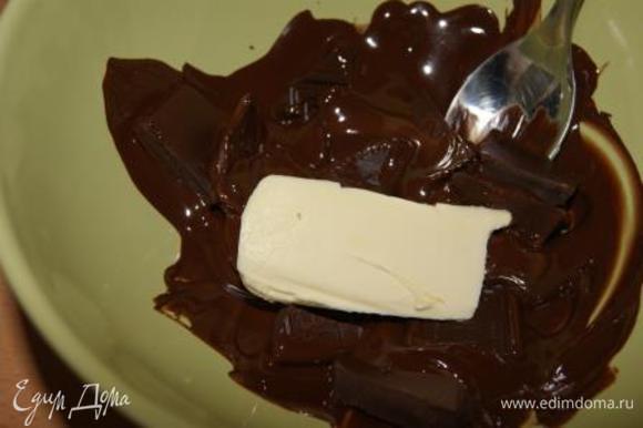 Тем временем приготовить шоколадную глазурь. Растопить шоколад с кусочком слив.масла.