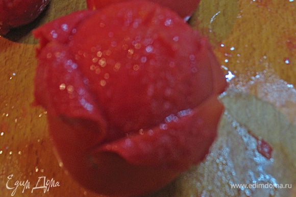 С помидора снимаем кожицу (раздеваем его). Разрезаем пополам или на 4 части зависит от величины плода.