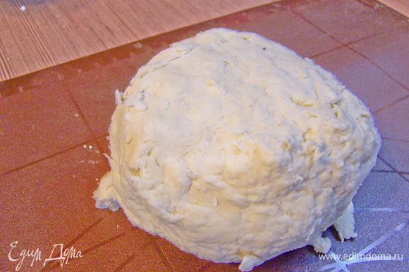 Замесить тесто, чтобы не приставало к рукам (муки может уйти и немного больше). Поставить тесто в холодильник.