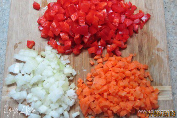 Лук и морковь очистить. Перец вымыть, удалить сердцевину. Нарезать овощи кубиками.