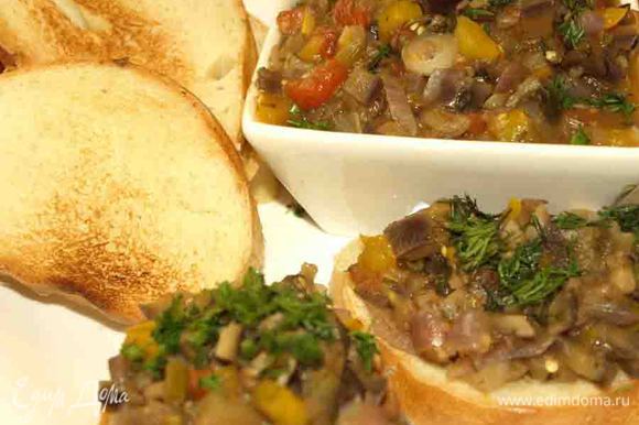 Блюдо можно есть в теплом и холодном виде. Подавать можно, как самостоятельное блюдо с подсушенным на сухой сковороде хлебом или как гарнир к мясу или рыбе.