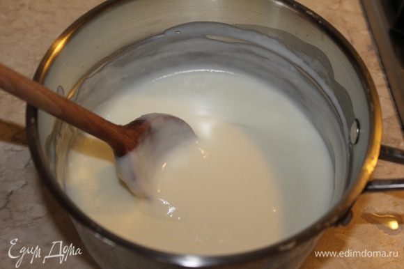 1 стакан молока довести до кипения, в 0,5 ст. молока развести весь крахмал и муку. Тоненькой струйкой ввести в кипящее молоко. Убавить огонь до минимума и 3 минуты варить, помешивая. Получится масса, похожая на очень густой кисель. Снять с огня и остудить.
