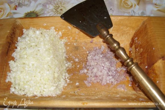 Порубить одну большую луковицу или порезать мелко. Смешать с капустой, добавить сырое яйцо, топленое масло и соль. Начинка готова.