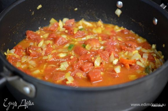 Добавить помидоры, воду и сахар. Довести до кипения, убавить огонь и тушить 5-7 минут, до небольшого загустения.