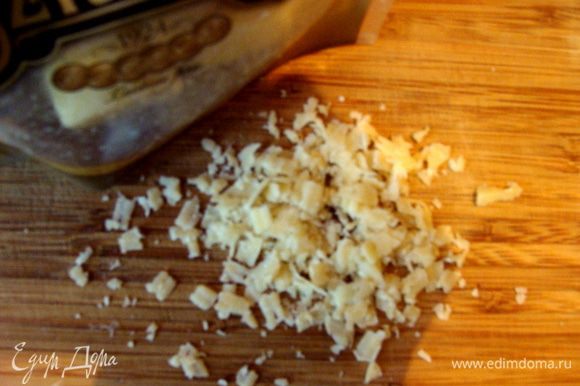 Сыр Джюгас натереть на средней терке. Достать наше блюдо из духовки, присыпать сыром и запекать еще 5 минут.