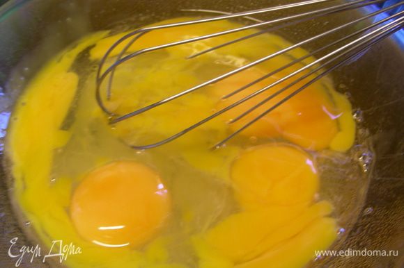 В миску разбиваем яйца и желтки, добавляем сахар и ставим на водяную баню.