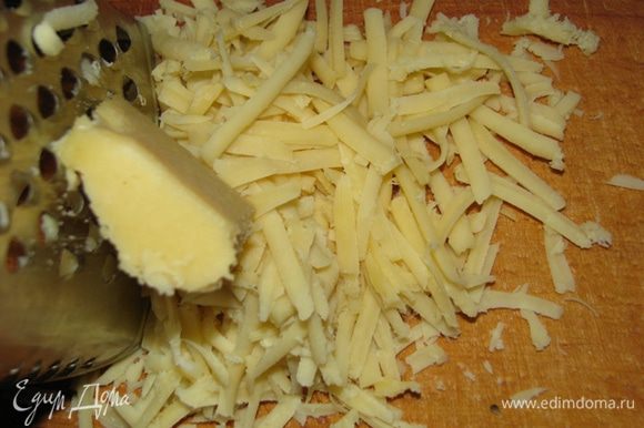 Твердый сыр натрите на крупной терке.