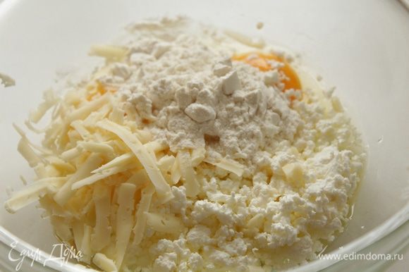 Из творога, сыра, яиц замесить тесто на блинчики.