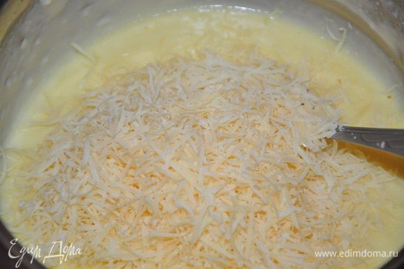 И всыпать в почти готовый соус, перемешать до полного расплавления сыра.