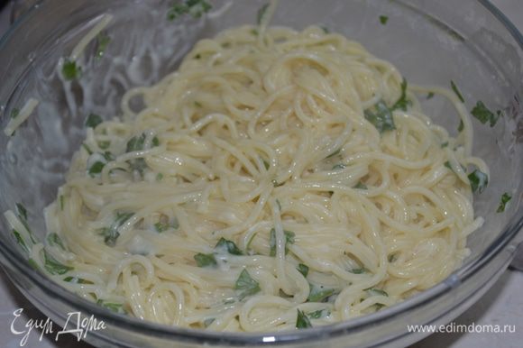 Смешиваем в миске горячие спагетти с соусом, выкладываем на тарелки, сверху посыпаем тертым сыром и выкладываем перепелиные яйца, сразу подаем.