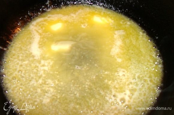Масло растопить в сковороде.