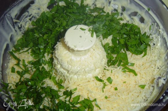 Сыр натрите на терке, зелень измельчите ножом и все это соедините со взбитой массой, посолите по вкусу, перемешайте так, чтобы сыр равномерно распределился по всему объему.