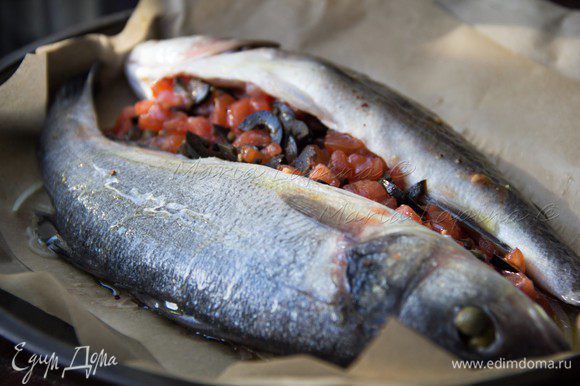 Сбрызнуть рыбу оливковым маслом и поставить в духовку при температуре 200С на 15 минут.
