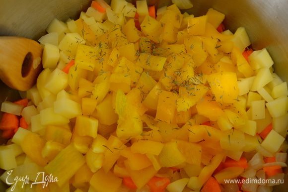 Первым делом нарезать все овощи (лук, сельдерей, морковь, картофель, перец, кабачки) небольшими кубиками одинакового размера! В большой кастрюле с тяжелым дном разогреть оливковое масло. Выложить в кастрюлю нарезанные лук и сельдерей; посолить и поперчить и обжарить на небольшом огне около 6 минут, время от времени помешивая. Добавить к овощам морковь, картофель, перец, тимьян и лавровый лист. Дать обжариться еще буквально 5 минут.